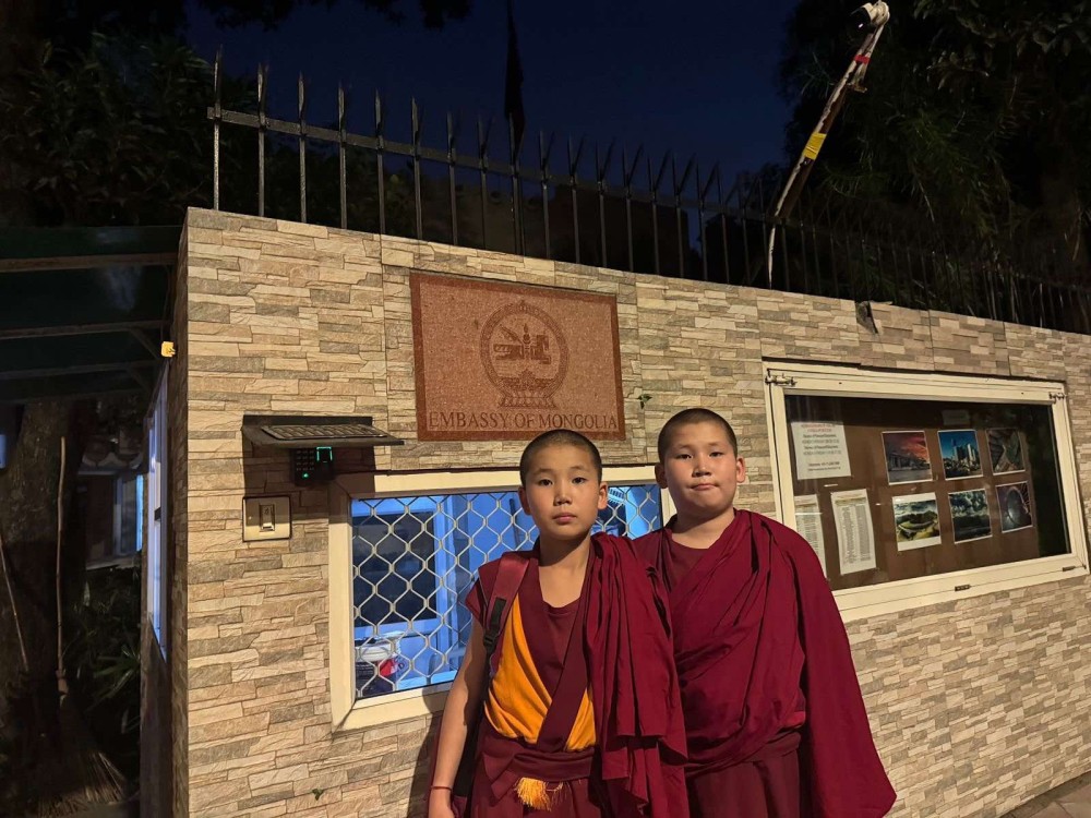 Визийн асуудлаас болж Катмандуд гацсан хоёр ламхай тусгай үүргийн онгоцоор гэртээ ирнэ