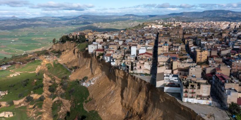 Италийн хот уулын ирмэг дээр иржээ