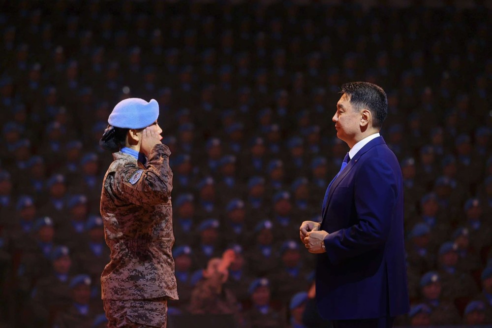 Зэвсэгт мөргөлдөөний үеэр 1,500 орчим иргэнийг хамгаалсан энхийг сахиулагчдыг шагнав