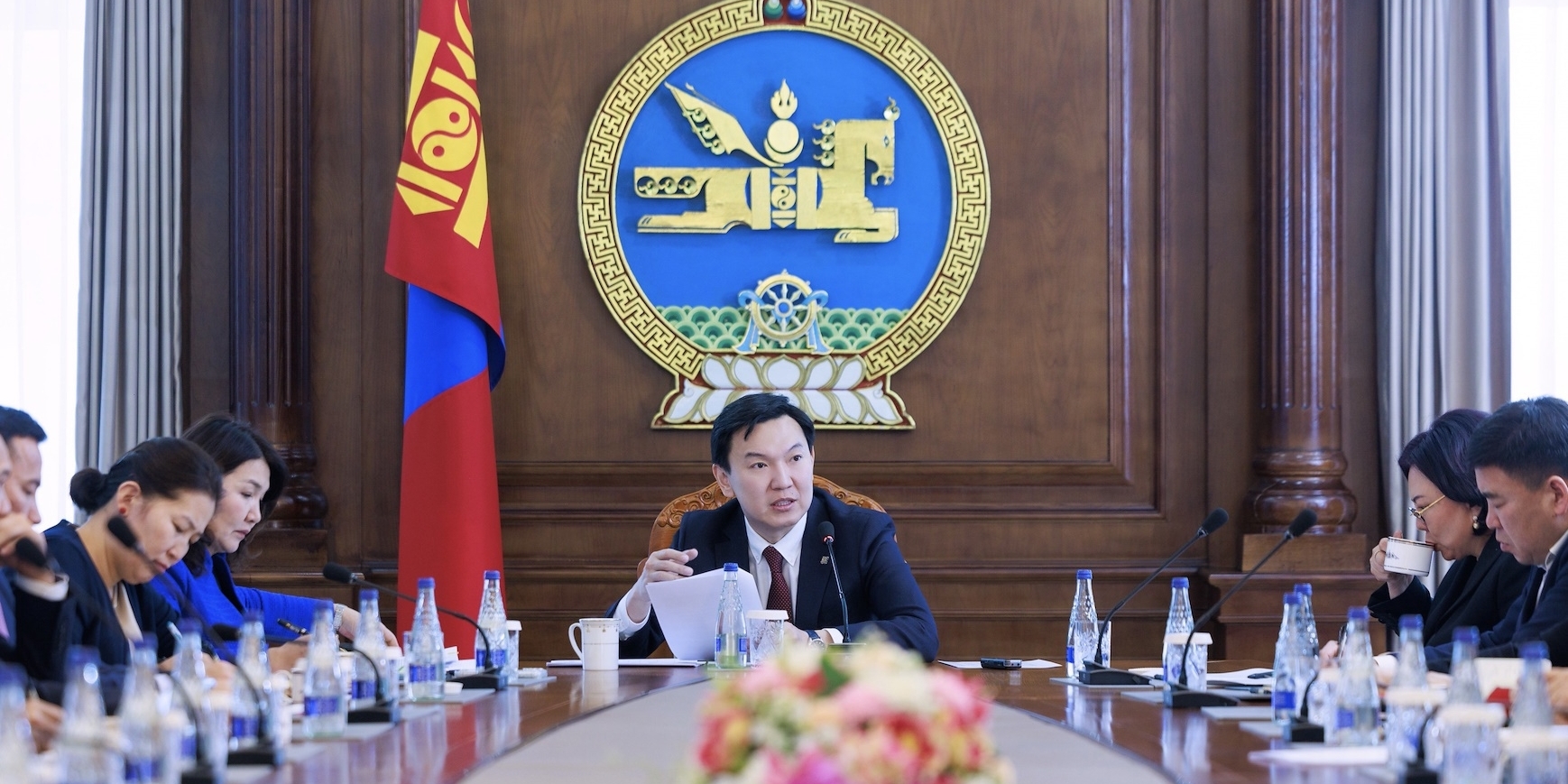 Хүний эрх, эрх чөлөөг хязгаарласан хууль тогтоомж, дүрэм журмыг хална