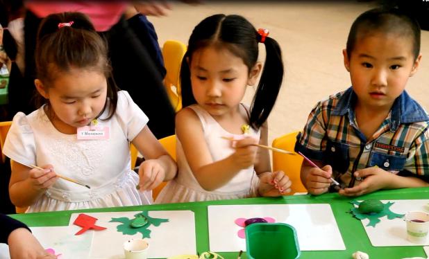 Бага насны хүүхэдтэй албан хаагчдыг уян хатан цагаар ажиллуулахыг уриалав