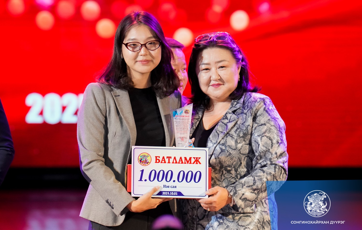 ЭЕШ-д 800 оноо авсан сурагчид болон багш нарыг шагнажээ