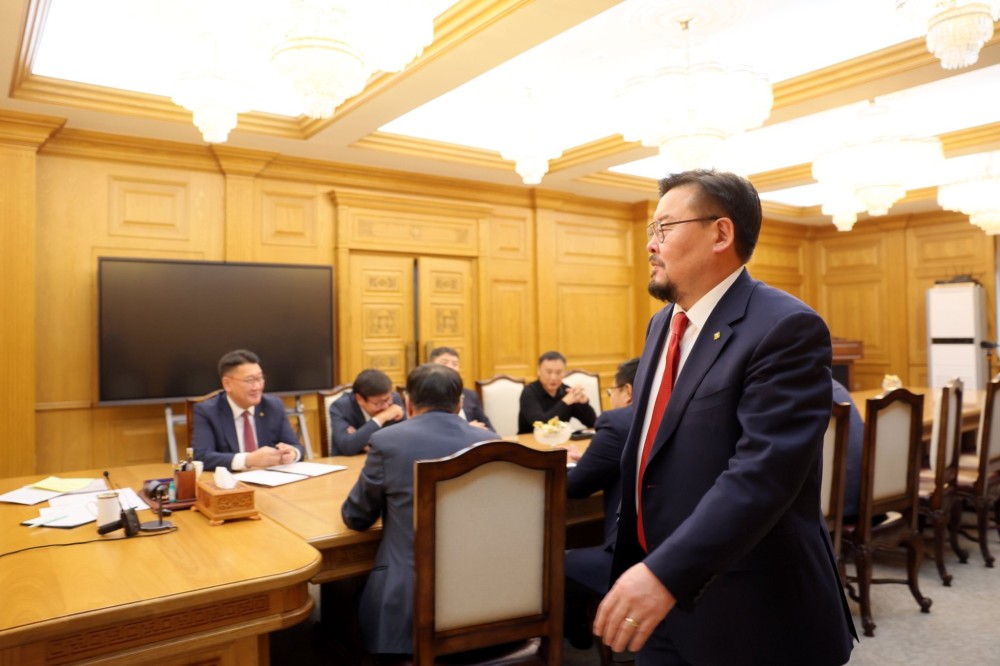 Багш, эмчийн цалин, тэтгэврийг 8-20 хувиар нэмэх шийдвэр гарлаа