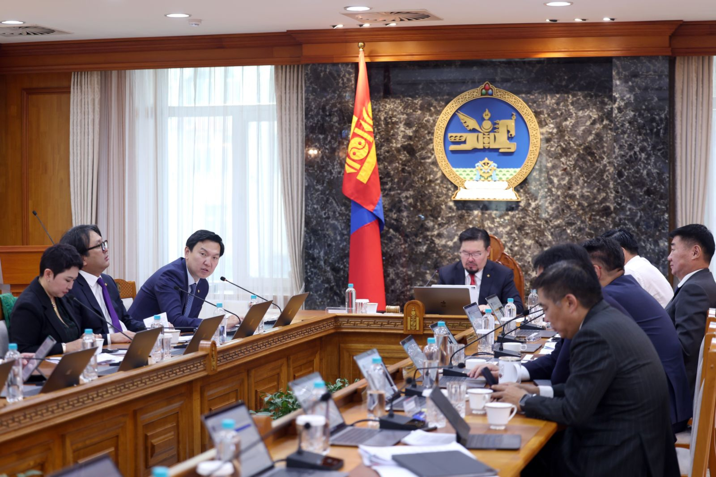 Шатахууны хангамж, нийлүүлэлтийн талаар хэлэлцэж байна