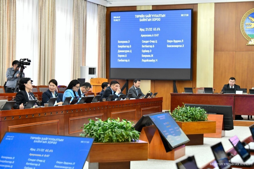 Аймаг, нийслэл, сум, дүүргийн ИТХ-ын төлөөлөгчдийн тал нь төрийн захиргааны албан хаагч байж болно