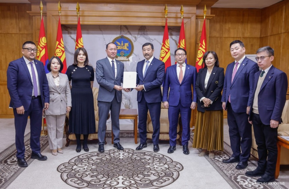 Улсын Их Хурлын Чуулганы Хуралдааны Дэгийн тухай хуульд нэмэлт, өөрчлөлт оруулах тухай хуулийн төслийг өргөн барилаа.