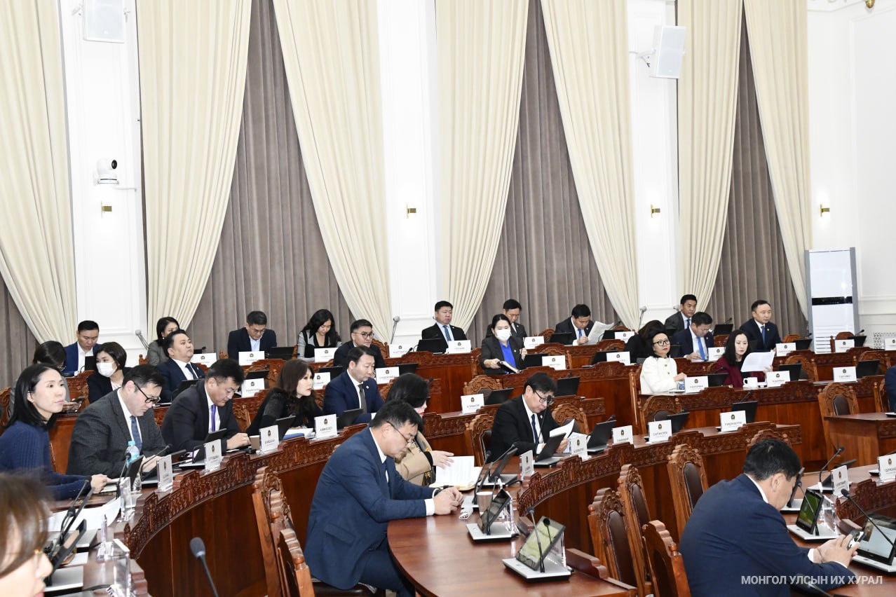 Төсвийн тухай хуулийг дагалдуулж хоёр нэмэлт өөрчлөлтийн төсөл болон УИХ-ын хоёр тогтоолтын төсөл гээд нийт 4 хуулийн төсөл дагалдуулан оруулж иржээ